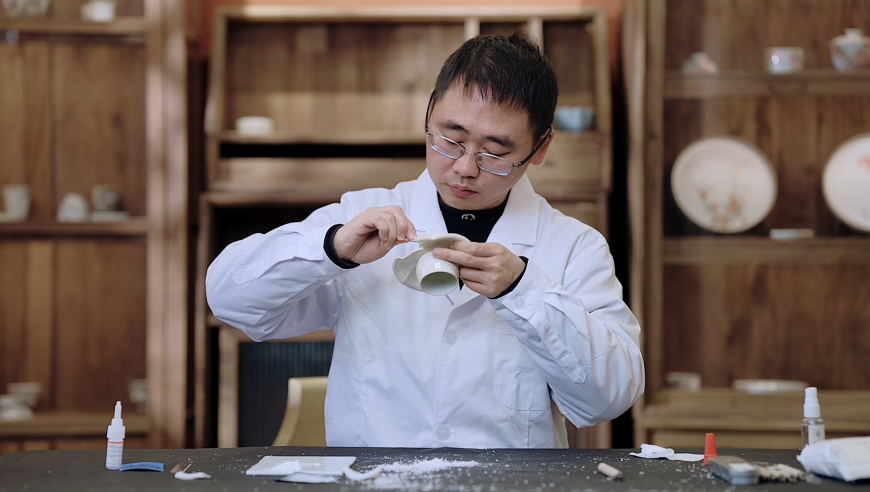 新澳门管家婆2025年资料,王安宇抱玫瑰花毯像抱孩子,决策资料解释落实_游戏版V4.58